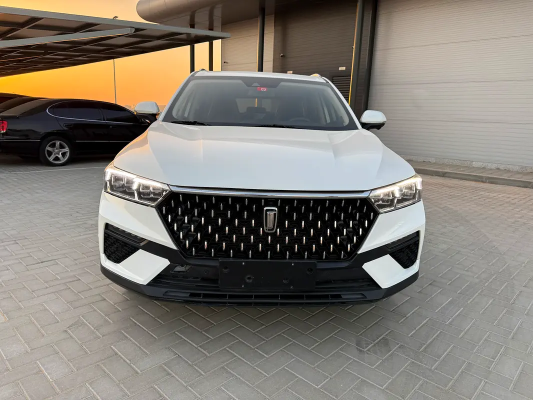 Bestune T77 2021 — photo 1 of 19
