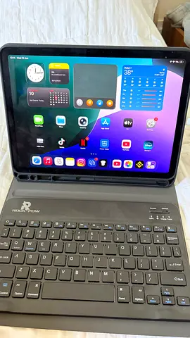 iPad 11inch Air M3 with Bluetooth Keyboard Case — Excellent Condition