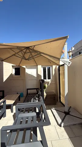 Outdoor large cantilever umbrella