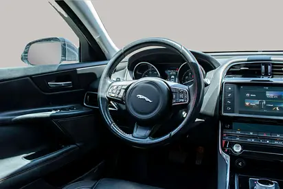 صورة 10 لـ 2016 Jaguar XE