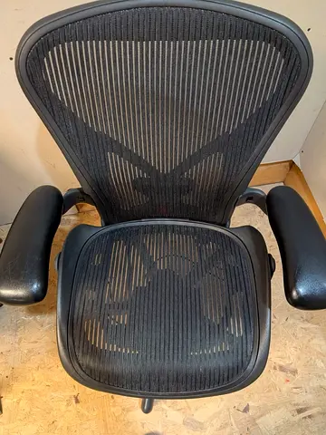 Fully loaded Herman Miller Aeron size B