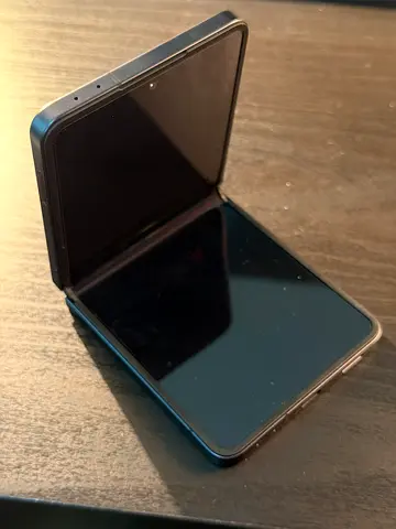 Galaxy Z flip7 smartphone - good working condition
