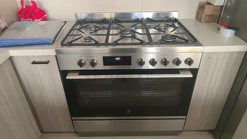 Electrolx 90cm UltimateTaste 500 freestanding cooker with gas hob and 116L electric oven - EFE915SD