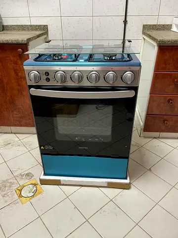 Freestanding 4-Burner Gas Stove with Oven - Good Condition