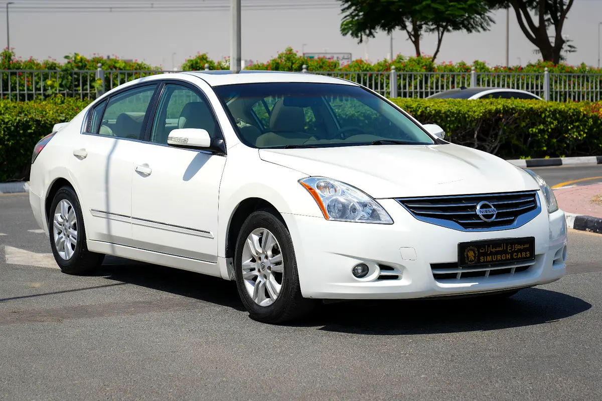 Nissan Altima 2010 — photo 1 of 17