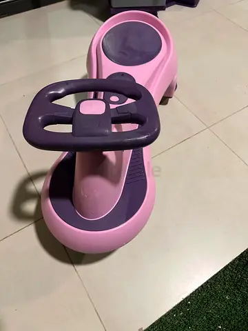 Purple ride-on car / wiggle car in good condition