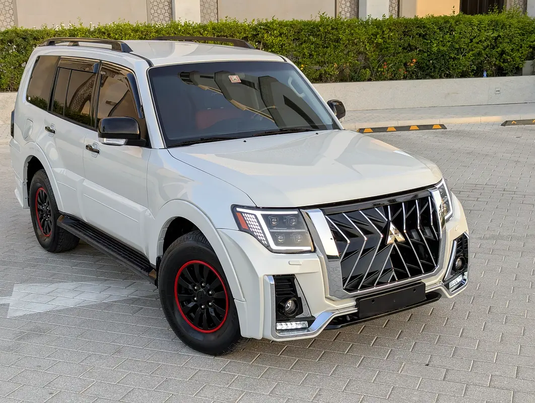 Mitsubishi Pajero 2015 — photo 1 of 18