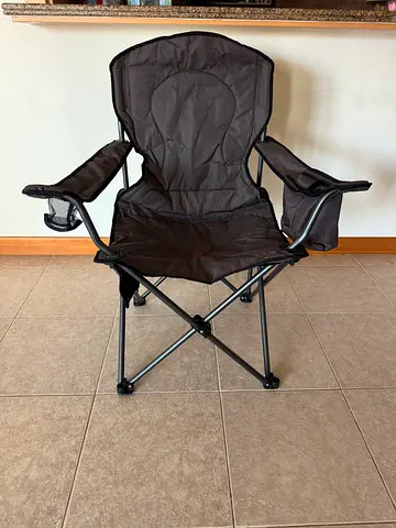 Folding camping chair with built-in cup holder and side storage pocket