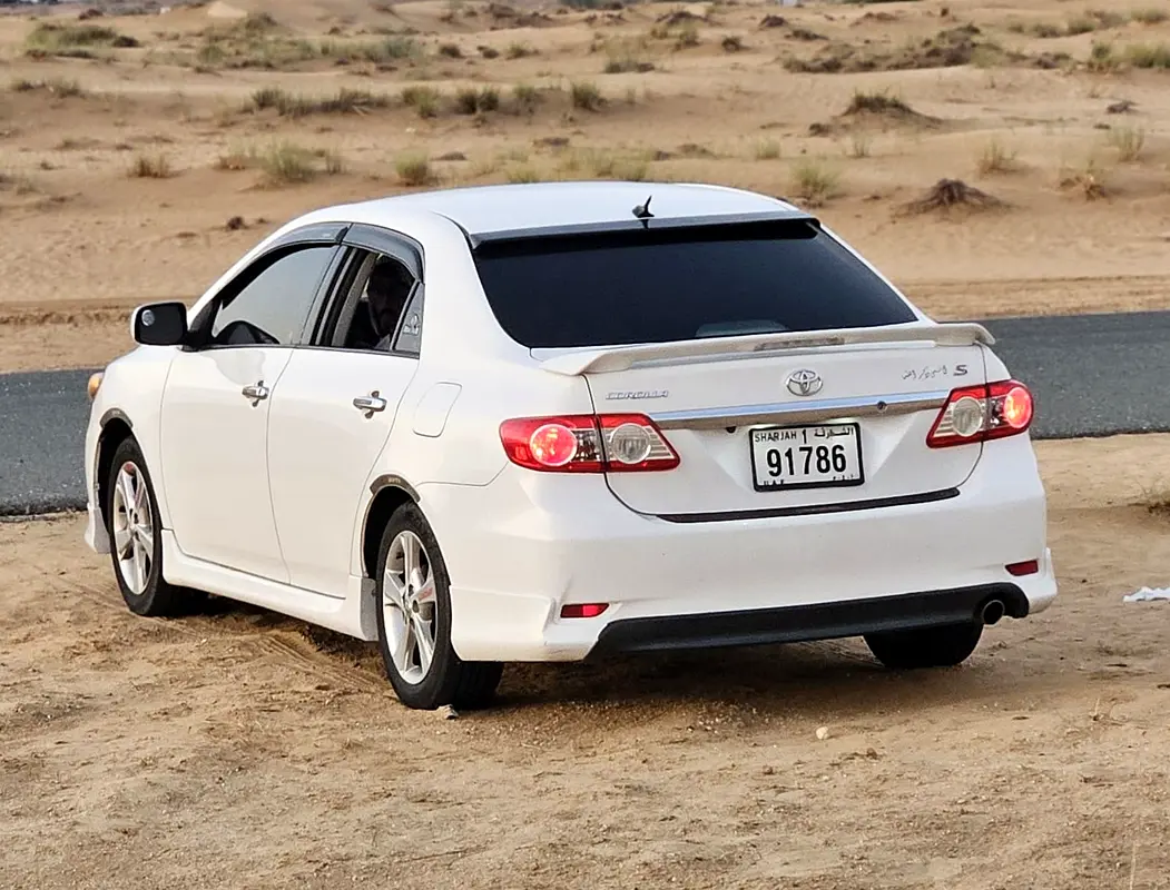 Toyota Corolla 2011 — photo 1 of 8