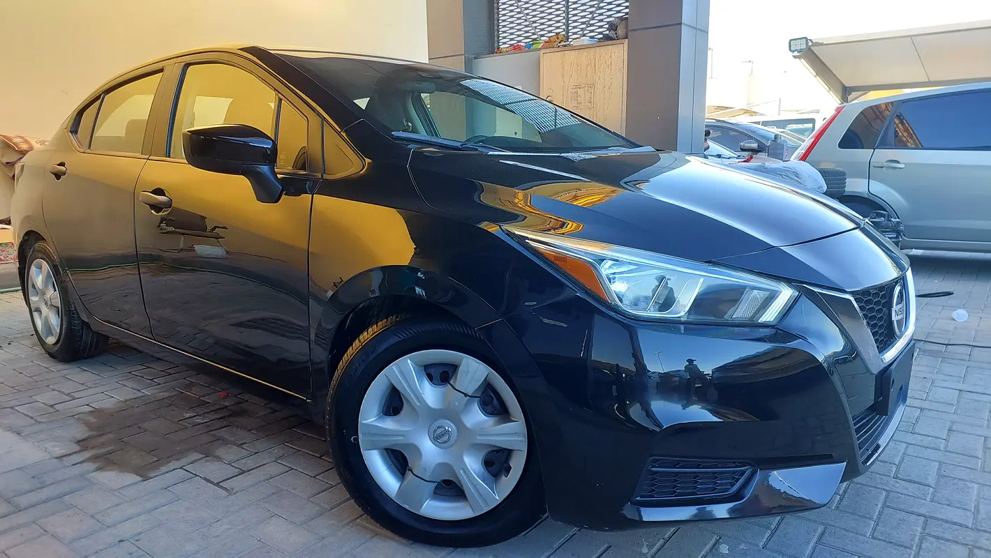 Nissan Versa 2020 — photo 1 of 19
