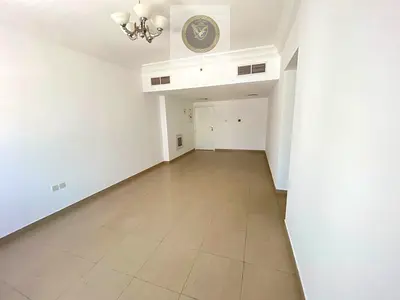 شقة واسعة مكونة من غرفتي نوم للإيجار مع شهر مجاني وباركن بلكون بإطلالة مفتوحة في موقع مميز قريب من جميع المرافق والخدمات