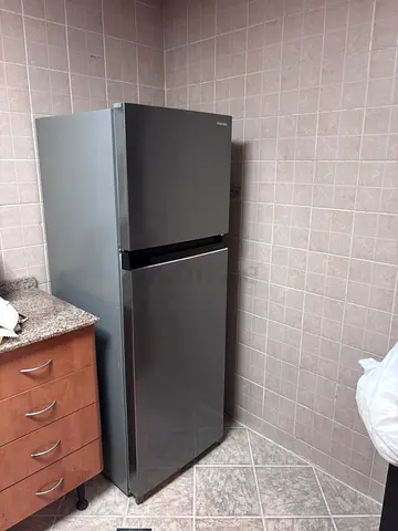 TOSHIBA Top-Freezer Refrigerator - Excellent Condition, 2 Doors