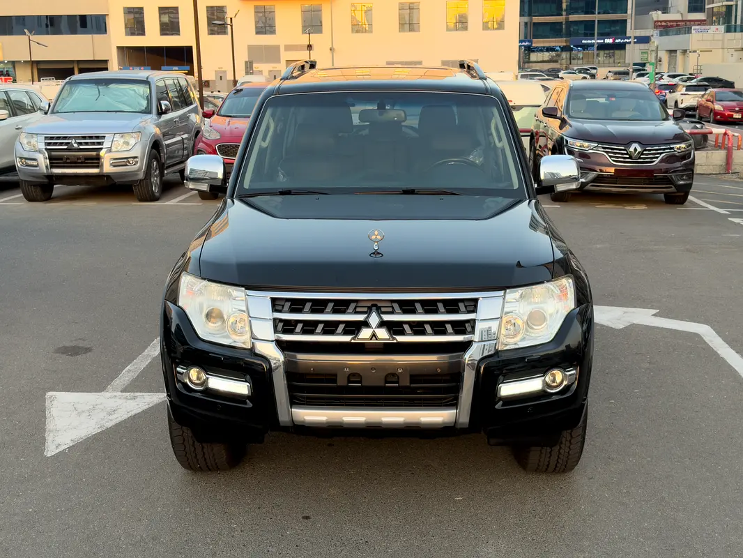 Mitsubishi Pajero 2015 — photo 1 of 19
