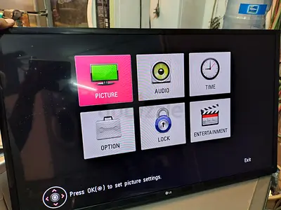 LG 32-inch LED TV (model 32LM63/32MN58?) - used, working