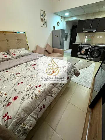 🏡 استوديو مفروش للإيجار الشهري – شامل جميع الفواتير  استوديو مفروش بالكامل للإيجار الشهري في موقع مميز جداً بمنطقة الجرف 2 – أبراج الياسمين، مقابل عج