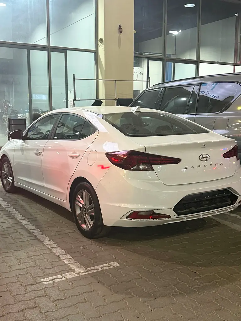 Hyundai Elantra 2020 — photo 1 of 3