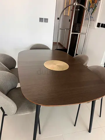 Bo Concept: Modern dark wood dining table „Kingston“ with 6 upholstered chairs - excellent condition