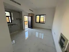 Clean building - Central air conditioning - Large area - Excellent location - Semi-separate kitchen