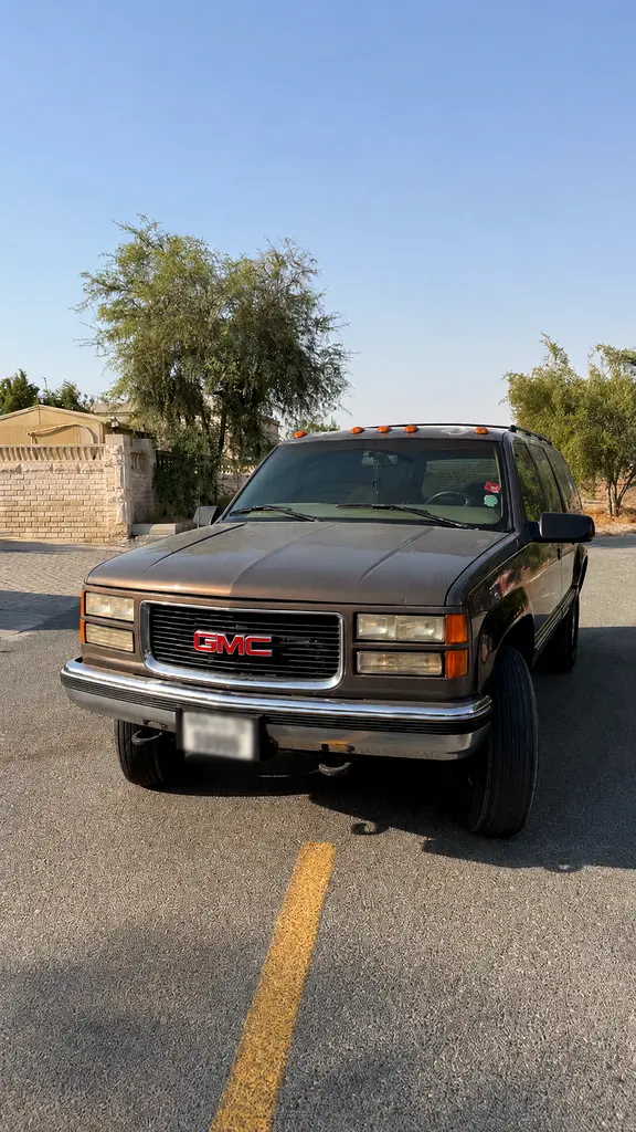 GMC Suburban 1997 — photo 1 of 10
