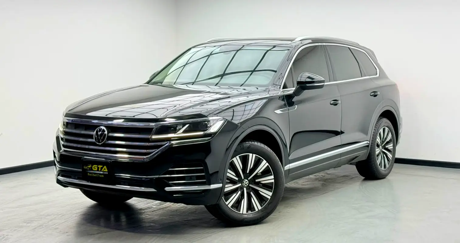 Volkswagen Touareg 2023 — photo 1 of 17