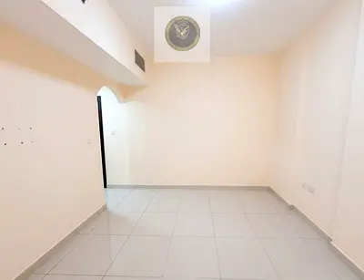 شقة واسعة مكونة من غرفتي نوم للإيجار مع موقف سيارات مجاني وشرفة قريبة من جميع المرافق والخدمات في شقة واسعة مكونة من غرفتي نوم للإيجامميز وجاهزة للسكن