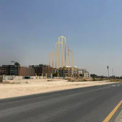 للبيع أرض بموقع مميز و مساحة كبيرة
