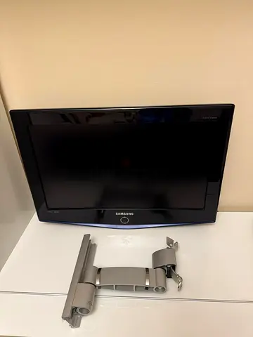 Samsung 26” LCD TV + Wall Mount – Excellent Condition