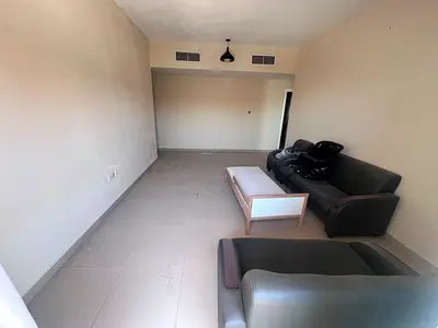 بنايه نضيفه - مساحه كبيره - صيانه فري - تكييف مركزي - مساحه كبيره - موقع ممتاز - مطبخ  منفصل