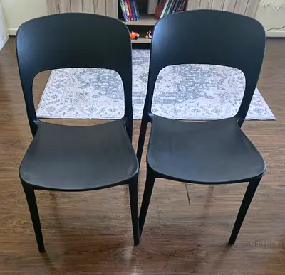 Set of 2 simple black plastic dining chairs - good condition