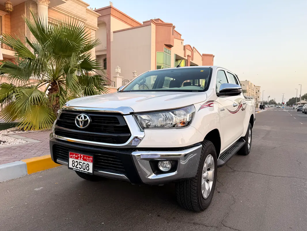 Toyota Hilux 2025 — photo 1 of 9