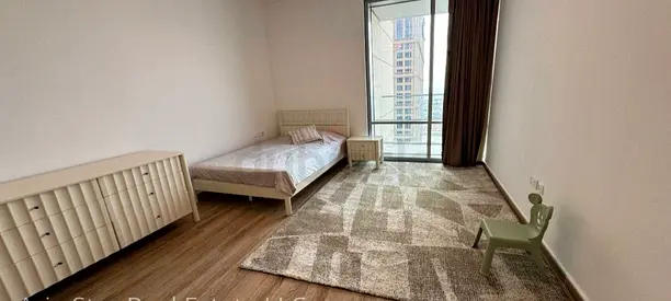 Single bedroom set with bed, nightstand and large rug — good condition