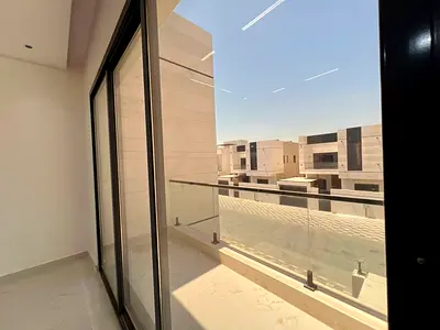 فيلا فاخرة جاهزة للسكن في الحليو 2 مع رووف وجلسات خارجية