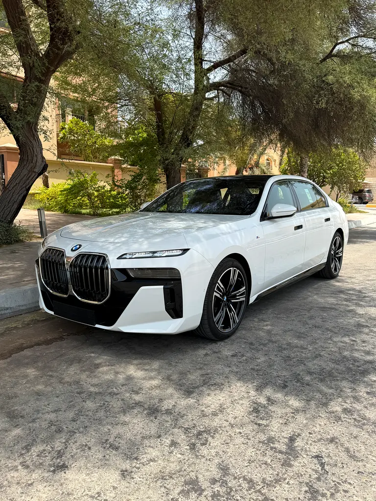 BMW 7-Series 2026 — photo 1 of 8