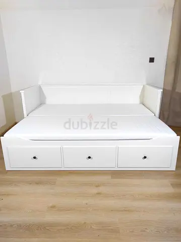 White Daybed with Three Under-Storage Drawers