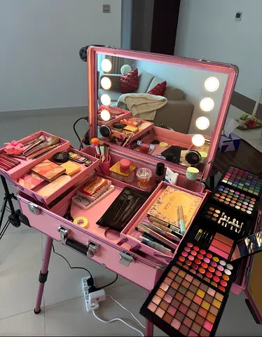 Makeup artist case with lightning and Bluetooth