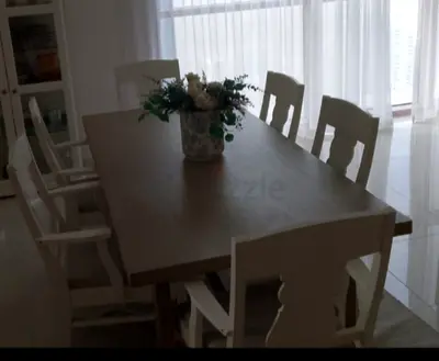 Dining set with six chairs available for Sale