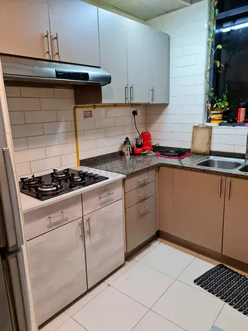 Bur Dubai room with attached washroom availabl,prime location Parking also available.