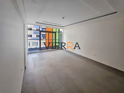 مساحة معيشة مشرقة / شرفة خاصة / إطلالات على المدينة