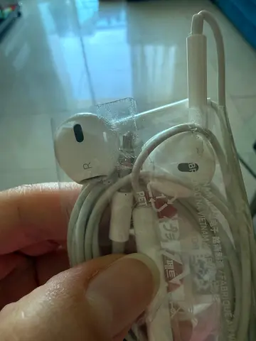 Apple genuine-looking white wired earphones with in-line mic - brand new