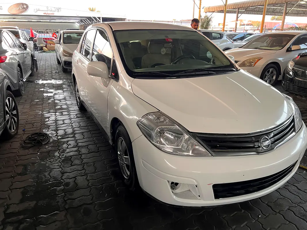 Nissan Tiida 2011 — photo 1 of 12