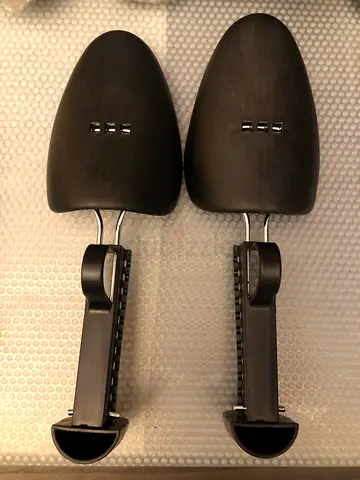 Adjustable plastic shoe tree
