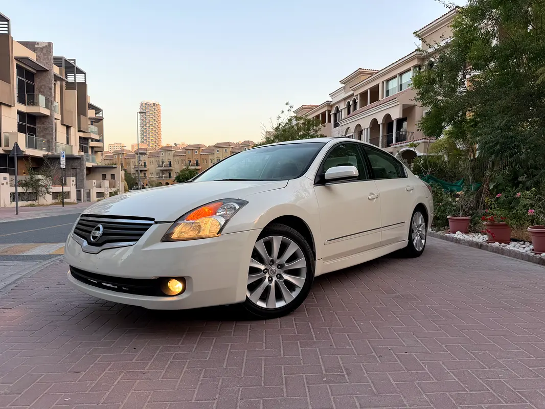 Nissan Altima 2008 — photo 1 of 19