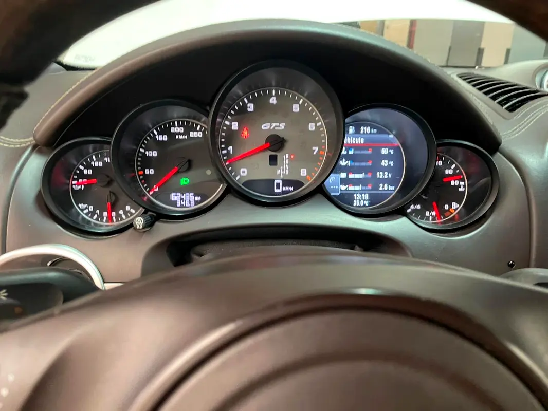 Porsche Cayenne 2013 — photo 1 of 10