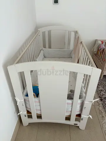 Mamas and papas white wood crib, perfect condition, two heights.