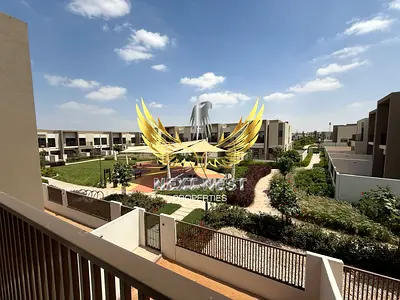 Prime location\near to park \Bright townhous