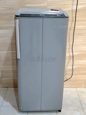 Single-door Sanyo Refrigerator - Compact and Functional