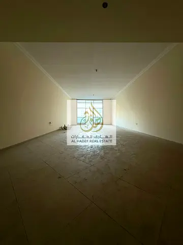 شقة 3 غرف وصالة للإيجار في التعاون الشارقة | صالة منفصلة + غرفة خادمة ماستر | 4 حمامات | 2 بلكونة | باركن مجاني | تكييف مجاني على المالك | موقع مميز