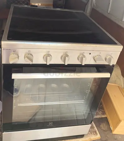 Electrolux freestanding electric cooker with glass hob and oven - used