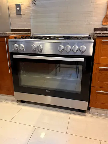 Beko 90cm Stainless Steel Gas Cooker with Oven - Good Condition
