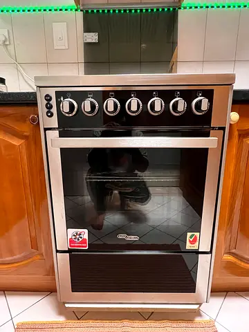 Used stainless steel freestanding gas oven with 4 burners (good condition)